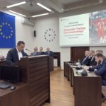 radny Norbert Warchoł czyta uzasadnienie uchwały o przyznaniu tytułu ambasadora powiatu