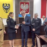 Starosta wręcza Beacie Kuriacie-Świderskiej uchwałę 1