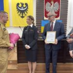 wręczenie kwiatów Beacie Kuriacie-Świderskiej