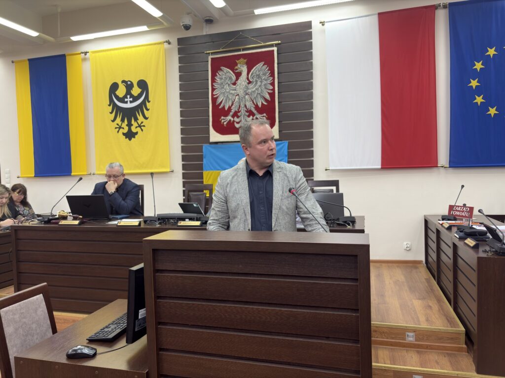 Sławomir Pichniarczyk podczas sprawozdania na sesji