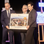 wicestarosta dyrektor ZSiPKZ w Bielawie i dyrektor wydziału edukacji na scenie podczas wręczenia pamiątkowego obrazu