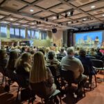 widok na całą salę od tyłu