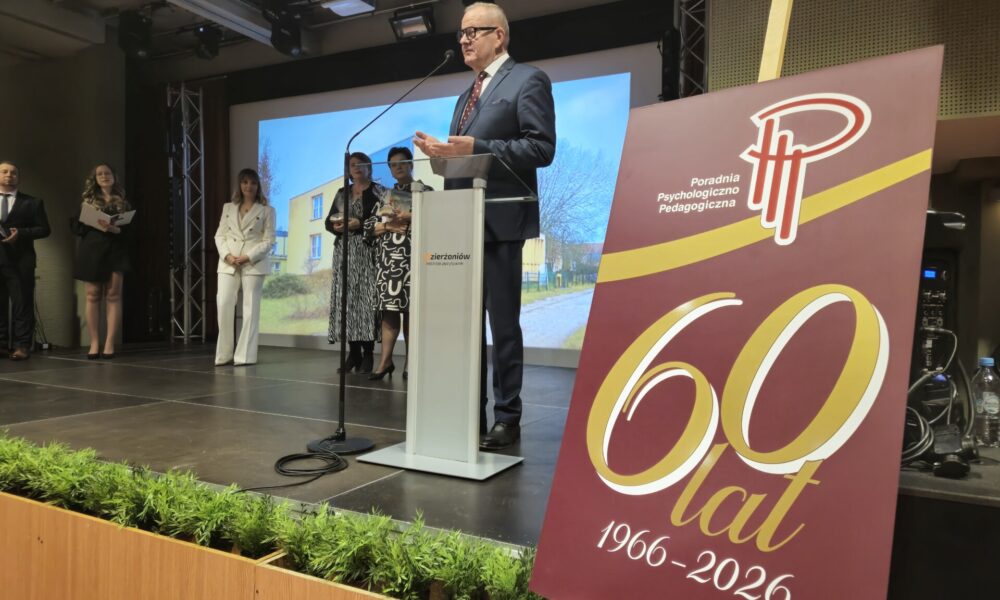 starosta przemawia na scenie, obok baner 60-lecie