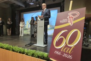 starosta przemawia na scenie, obok baner 60-lecie