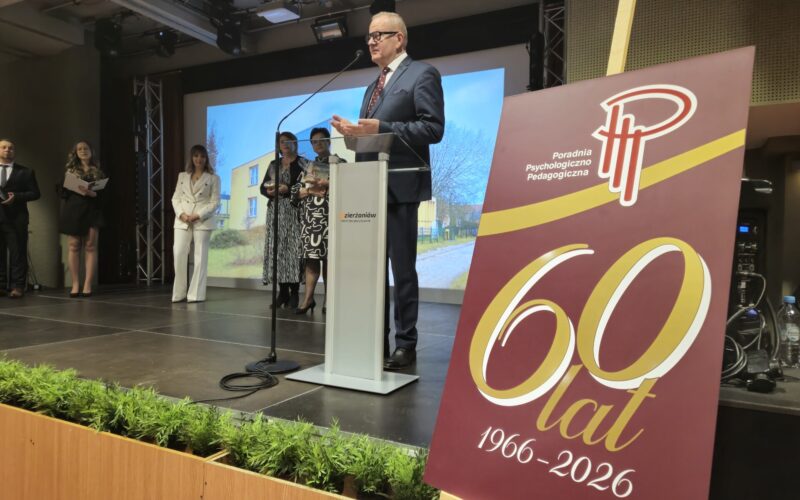 starosta przemawia na scenie, obok baner 60-lecie