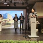 dyrektor wydziału edukacji przemawia, w tle starosta i radna powiatowa i dyrektor poradni