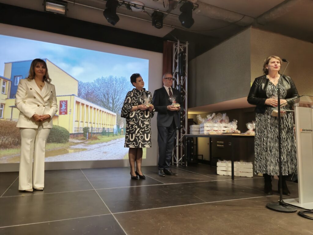 radna powiatowa przemawia, w tle starosta i dyrektor