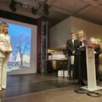 zastępczyni burmistrza Dzierżoniowa przemawia na scenie, z tyłu Burmistrz Niemczy