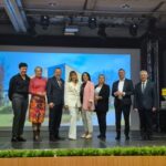 grupowe zdjęcie dyrektorów na scenie