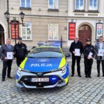 samorządowcy z nowym radiowozem