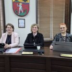 trzy radne przy stole