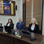 troje radnych, 2 kobiety i 1 mężczyzna