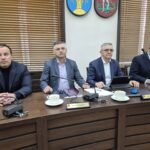 4 radnych powiatowych przy stole