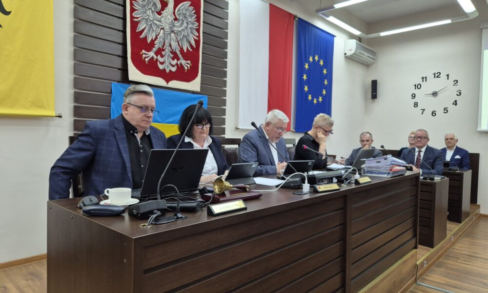 widok z lewej strony na prezydium rady i na zarząd powiatu