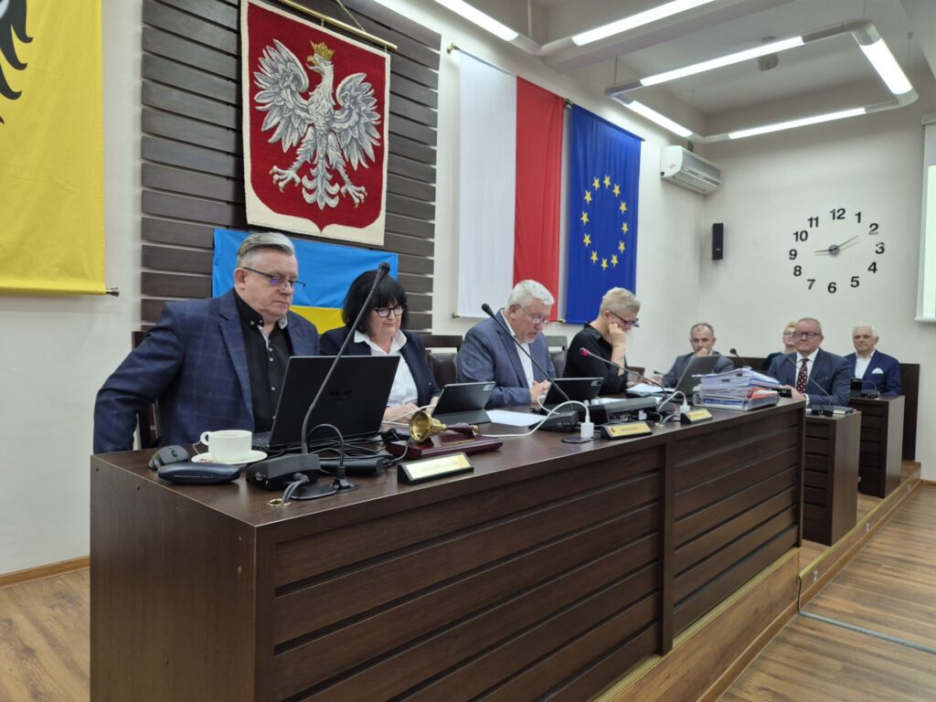 widok z lewej strony na prezydium rady i na zarząd powiatu