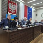 widok z lewej strony na prezydium rady i na zarząd powiatu