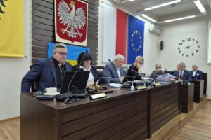 widok z lewej strony na prezydium rady i na zarząd powiatu