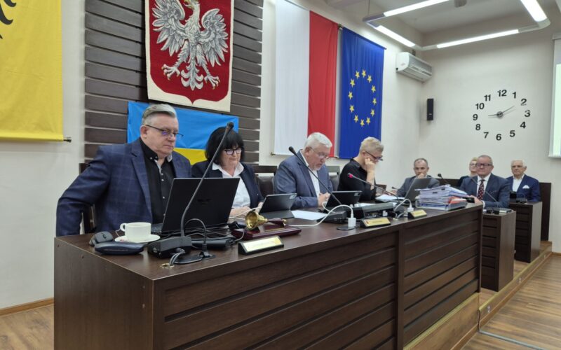 widok z lewej strony na prezydium rady i na zarząd powiatu