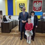 starosta i wiceprzewodnicząca rady na wspólnym zdjęciu z laureatką konkursu