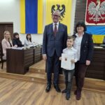 starosta i wiceprzewodnicząca rady na wspólnym zdjęciu z laureatem konkursu