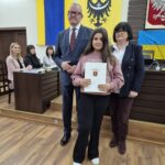 starosta i wiceprzewodnicząca rady na wspólnym zdjęciu z laureatką konkursu