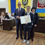 starosta i wiceprzewodnicząca rady na wspólnym zdjęciu z laureatem konkursu