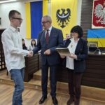 starosta i wiceprzewodnicząca rady na wspólnym zdjęciu z laureatem konkursu