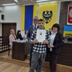 starosta i wiceprzewodnicząca rady na wspólnym zdjęciu z laureatem konkursu