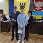 starosta i wiceprzewodnicząca rady na wspólnym zdjęciu z laureatem konkursu