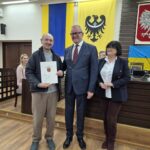 starosta i wiceprzewodnicząca rady na wspólnym zdjęciu z laureatem konkursu