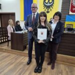 starosta i wiceprzewodnicząca rady na wspólnym zdjęciu z laureatką konkursu