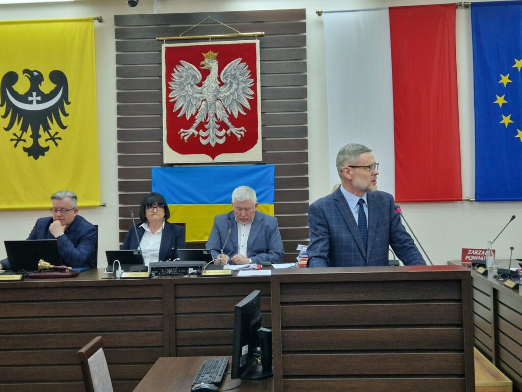 inspektor nadzoru budowlanego, w tle prezydium rady 