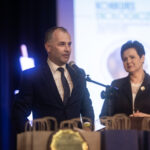 zbliżenie na wicestarostę i dyrektor wydziału edukacji