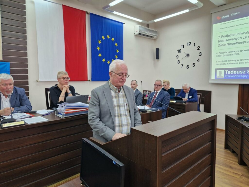 tadeusz skrzypek przemawia, w tle zarząd powiatu