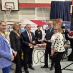 przedstawiciele samorządów przy stoisku promocyjnym