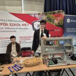 uczniowie przy stoisku promocyjnym 1