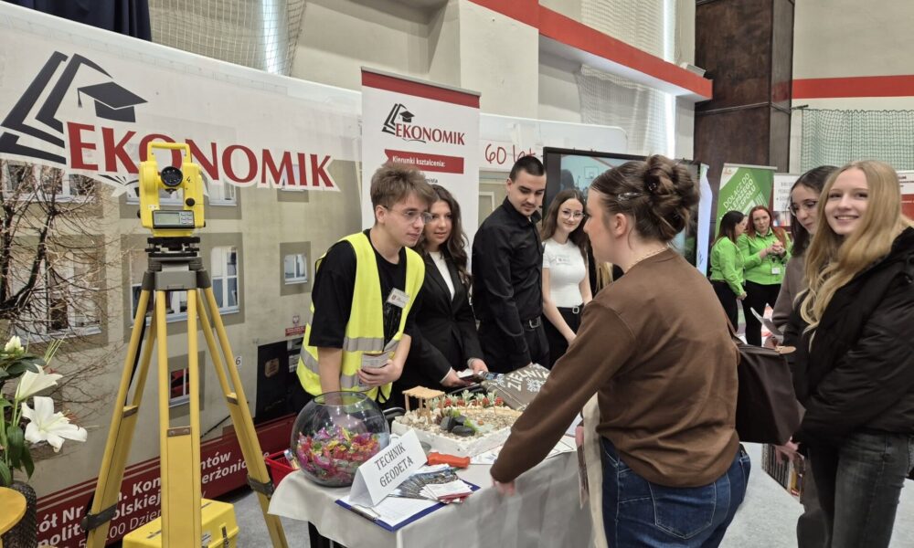młodzież przy stoisku