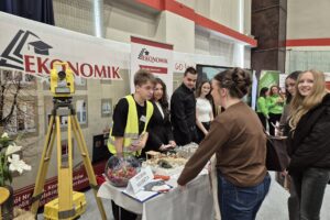 młodzież przy stoisku