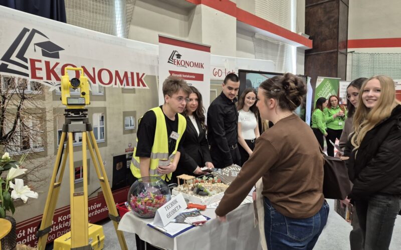 młodzież przy stoisku