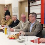 starosta, burmistrz i komendanci siedzą razem