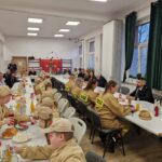 wspólny poczęstunek przy stole