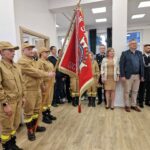 sztandar i przedstawiciele OSP