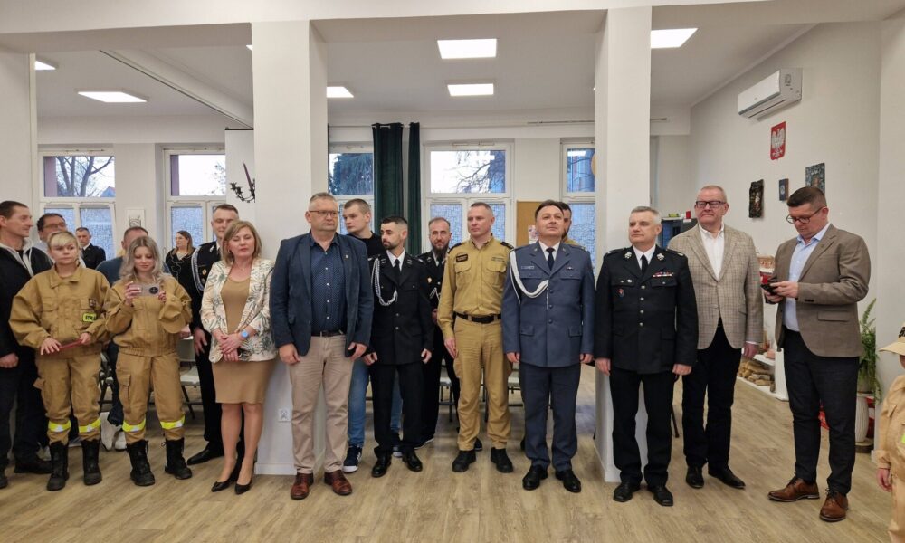 grupowe zdjęcie samorządowcy i strażacy