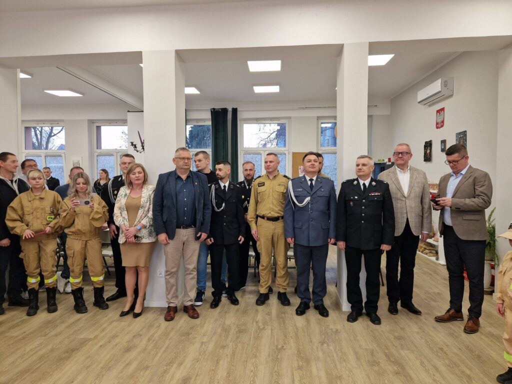 grupowe zdjęcie samorządowcy i strażacy