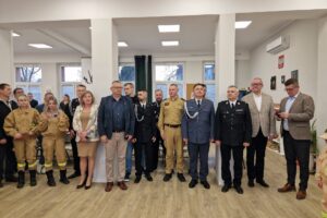 grupowe zdjęcie samorządowcy i strażacy