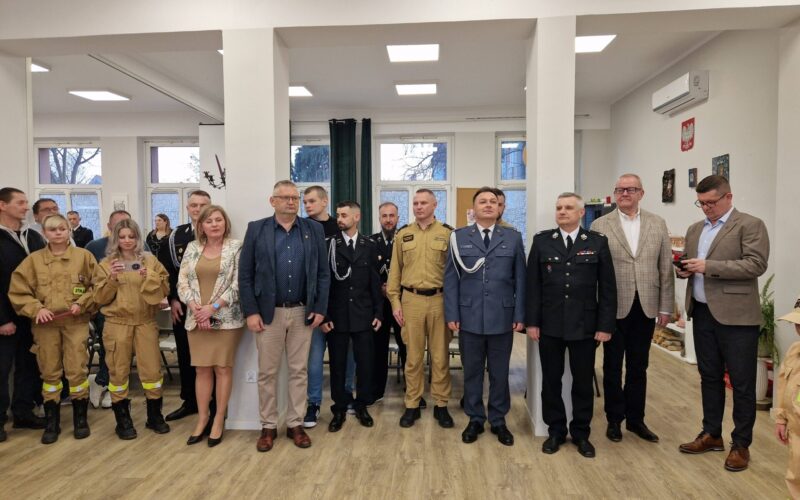 grupowe zdjęcie samorządowcy i strażacy