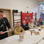 starosta, burmistrz i komendanci siedzą razem