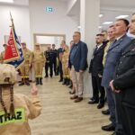 widok na przedstawicieli straży pożarnej, dziewczynka odwrócona plecami