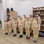 młodzież w strojach strażackich