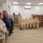 po lewej samorządowcy, a na wprost młodzież w strojach strażackich